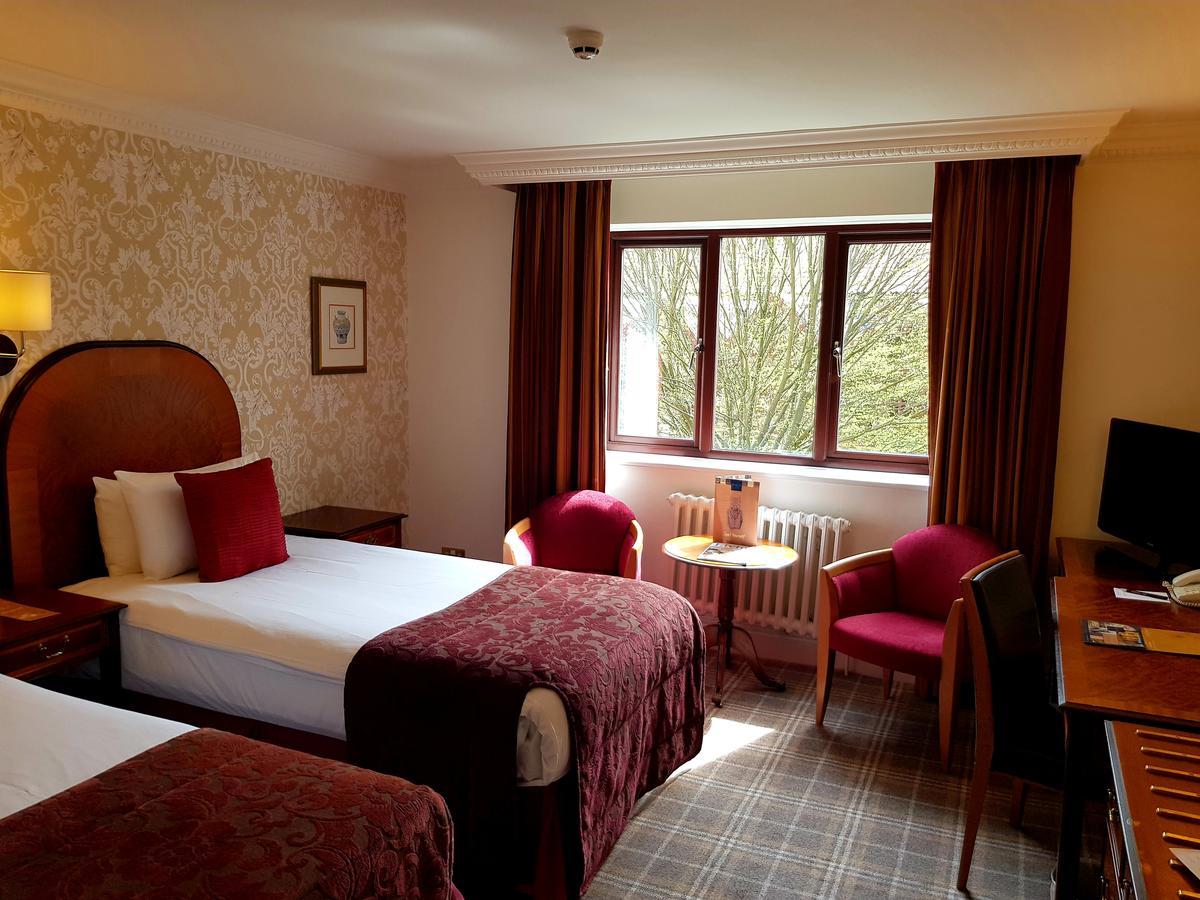 Redworth Hall Hotel- Part Of The Cairn Collection Нютън Айклиф Стая снимка